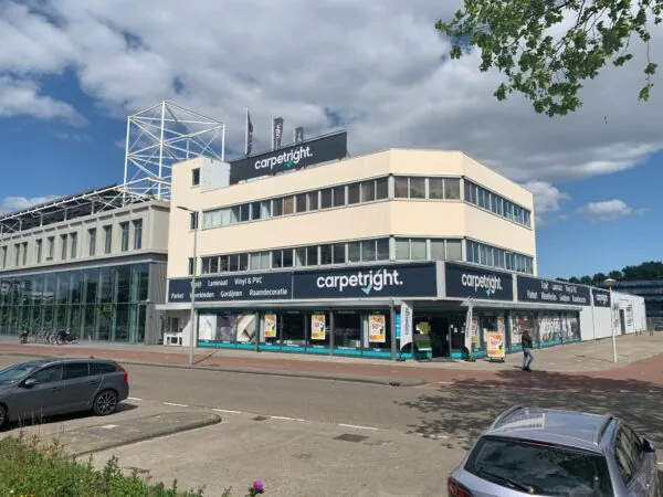 Winkelpand van Carpetright aan de Anthony Fokkerweg op een zonnige dag met blauwe lucht en wolken.